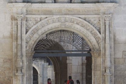 Puerta Romeros de la Universidad de Burgos.