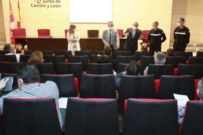 Los responsables politicos y expertos de la UME abrieron ayer las jornadas agradeciendo su trabajo estos meses a los 20 gerentes de residencias que participaron. R. O.