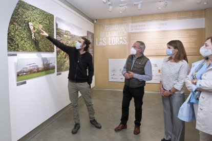 Sánchez fue el encargado de explicar la exposición a Carretón, Gil y Contreras. I.L.M.