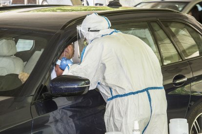 Pruebas en el Covid Car de San Amaro, durante la jornada de ayer. ISRAEL L. MURILLO