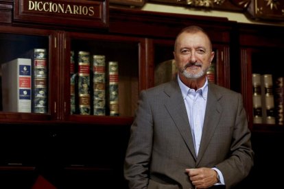 Pérez Reverte tiene 1,76 millones de seguidores en Twitter, y hoy uno le ha enmendado un error ortográfico.-EFE