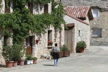 Una mujer camina en un pueblo de la provincia burgalesa. RAÚL G. OCHOA