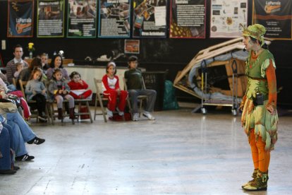 Un grupo de familias disfrutan de una función en el Centro de Creación Escénica La Parrala. ISRAEL L. MURILLO