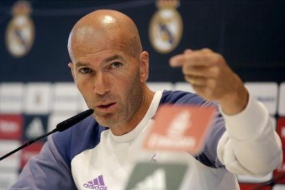 Zinedine Zidane, durante la rueda de prensa de este viernes en la ciudad deportiva de Valdebebas.-JOSE LUIS ROCA