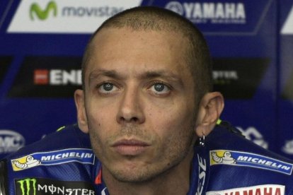 Valentino Rossi mmuestra su preocupación en el box del GP de Argentina.-AFP