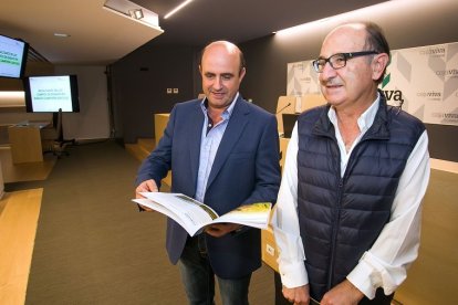 Javier Leal (Fundación Caja Rural) y Gabriel Villamayor (Itacyl) antes de presentar los resultados de los Campos de Ensayo. TOMÁS ALONSO