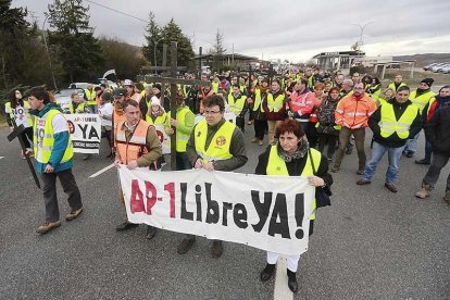 Los manifestantes desplegaron pancartas en las que exigían la liberalización inmediata de la autopista.-RAÚL G. OCHOA