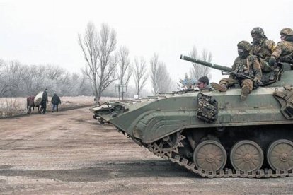 Fuerzas ucranianas se dirigen en un blindado hacia Debaltseve, en la región de Donetsk, ayer, horas antes de que entrara en vigor el alto el fuego.-Foto: AFP