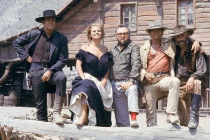 Henry Fonda, Claudia Cardinale, Sergio Leone, Charles Bronson y Jason Robards, durante el rodaje de Hasta que llegó su hora-EL PERIÓDICOAprovechando el cincuenta aniversario de ‘Hasta que llegó su hora’ (1968), el relato icónico que clausura la saga de Sergio Leone sobre la historia de Estados Unidos, la Cinemateca Francesa rinde homenaje a un cineasta adorado por el gran públ