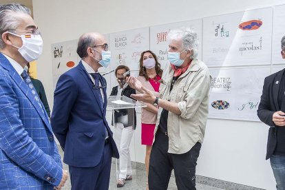 El delegado de la Junta, Roberto Saiz, y el consejero de Cultura, Javier Ortega, charlan con el director científico del MEH, Juan Luis Arsuaga. SANTI OTERO