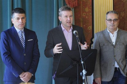 Vicente Marañón (Cs), Javier Lacalle (PP) y Ángel Martín (Vox) en un momento de la comparencencia de prensa celebrada ayer.-ISRAEL L. MURILLO