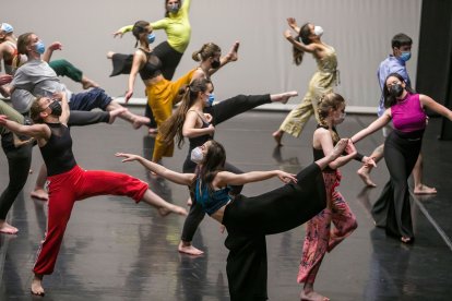 Preparación de uno de los espectáculos del Fórum interpretados por los alumnos de la Escuela Profesional de Danza de Burgos en el Fórum. TOMÁS ALONSO