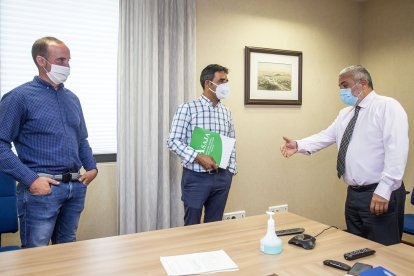 El subdelegado (dch) recibe a los dos miembros de Asaja Esteban Martínez (centro) y Sergio García (izq). SANTI OTERO
