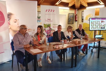 Representantes de la Ruta del Vino junto al presidente de La Tanguilla, Carlos de La Villa