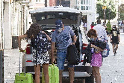 Tres turistas se apean de un taxi para acceder a un hotel de la calle Laín Calvo, en Burgos. ISRAEL L. MURILLO