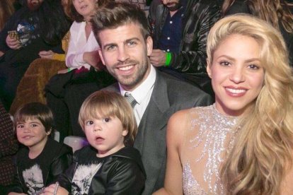 Shakira y Piqué con sus hijos, Milan (izquierda) y Sasha, en una gala en Barcelona el pasado mes de diciembre.-EL PERIÓDICO