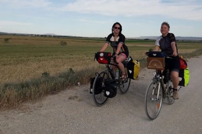 Ana Santidrián y Edurne Caballero, de Biela y Tierra, en plena ruta por el medio rural. BIELA Y TIERRA