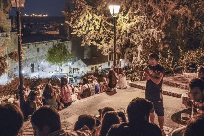 La presencia policial reduce el botellón un 80% en el Casco Alto. / ISRAEL L. MURILLO