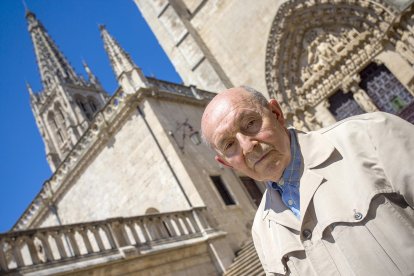 Antolín Iglesias Páramo, en las escaleras del Sarmental de la Catedral de Burgos. SANTI OTERO