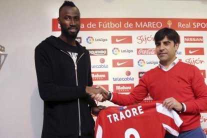 Traoré, al lado del director deportivo del Sporting, Nico Rodríguez, en la presentación del jugador.-EFE / ALBERTO MORANTE