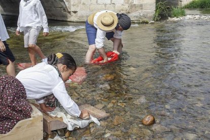 La forma en la que antes se lavaba la ropa era apoyándose de rodillas sobre un cajón de madera y frotar la ropa sobre la banquilla con jabón.-SANTI OTERO