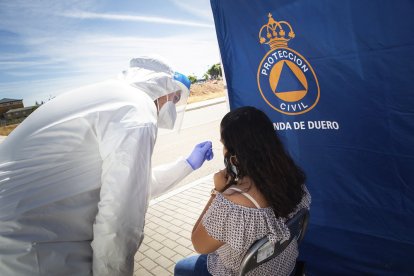 Una mujer se somete a un test PCR en Aranda de Duero.