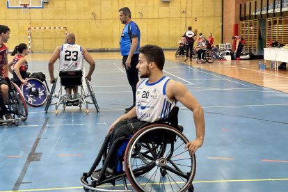 Pablo Ubrí en primer plano, en el primer partido de liga