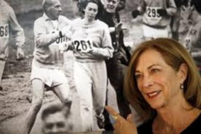 Kathy Switzer, delante de una foto de su incidente de 1967.-