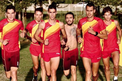 Jesús Gómez y Dani Arce tiran del grupo de fondistas españoles durante la concentración que acaban de realizar en Sudáfrica-ECB