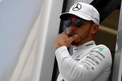 Lewis Hamilton se prepara para los entrenamientos libres en Hungaroring.-AFP
