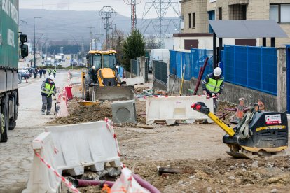 Trabajadores del sector de la construcción en una obra en la capital burgalesa. TOMÁS ALONSO