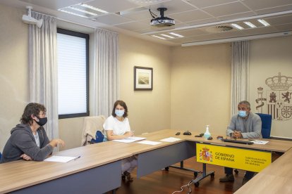 Los repesentantes de UCCL y el subdelegado, durante la reunión de ayer. ISRAEL L. MURILLO