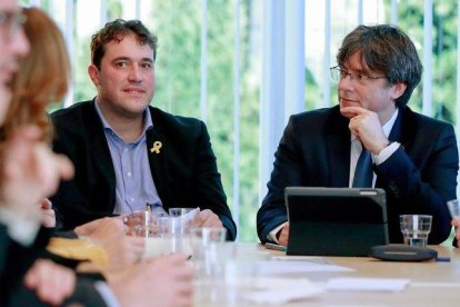 El expresident e impulsor de la Crida Carles Puigdemont y el presidente del PDECat, David Bonvehí, el pasado enero, en Waterloo (Bélgica).-EFE / STEPHANIE LECOCQ