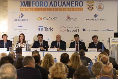 El rector (i) durante la inauguración del Foro.-ECB