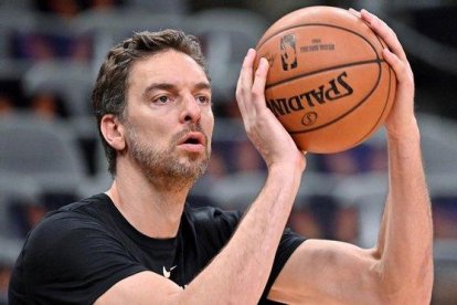 Pau Gasol calienta antes de un partido, en marzo pasado.-EFE / DARREN ABATE