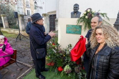 Inauguración del busto de Ignacio del Río en el jardín que lleva su nombre. SANTI OTERO