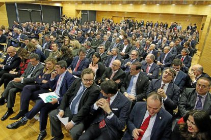 Cientos de personas se congregaron ayer en el salón de actos del edificio ADE, en la localidad vallisoletana de Arroyo de la Encomienda.-J. M. LOSTAU