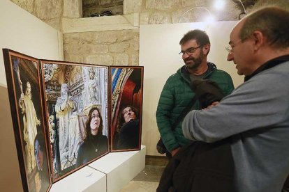 Dos visitantes observan el tríptico realizado por Íñigo M. Araújo con la Cartuja de Miraflores y San Bruno como protagonistas.-Raúl Ochoa