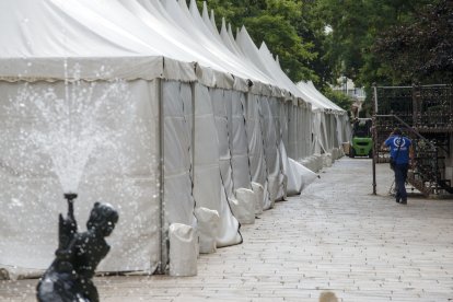 Imagen de los puestos ya instalados para una nueva edición de la Feria de Oficios Artesanos. SANTI OTERO