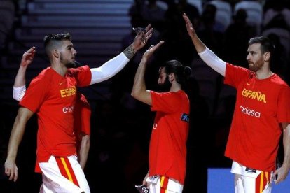 Los jugadores de la selección Ricky, Willy Hernangómez y Claver, antes del partido de cuartos ante Polonia-JUAN CARLOS HIDALGO (EFE)