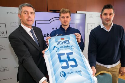 Luka Rupnik (centro), junto a Albano Martínez y el director del Hotel ABBA de Burgos, en su presentación como jugador del Hereda San Pablo.