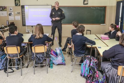 El inspector Bernardo, durante una de las charlas que imparte, en el colegio Sagrado Corazón de Jesús. RAÚLG. OCHOA