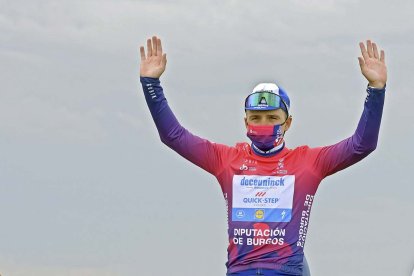 Remco Evenepoel se enfundó el maillot morado en la cima del Picón Blanco. SANTI OTERO