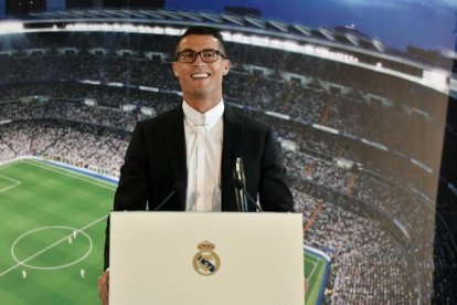 Cristiano Ronaldo, en el acto de presentación de su renovación con el Madrid.-AFP / GERARD JULIEN