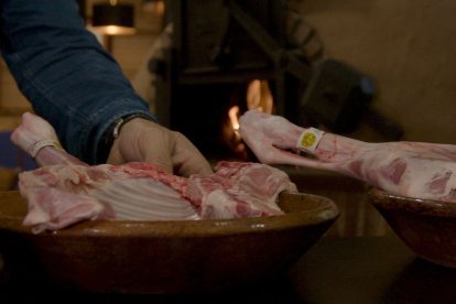 El lechazo asado de Aranda cumple una normativa específica de compra y elaboración. En la imagen, Asador Baldíos