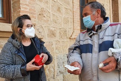 Un vecino muestra algunos de los cascotes que vio caer y llevó hasta el Ayuntamiento. L. V.