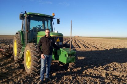 Gonzalo Hernando con su tractor en su explotación agrícola en la localidad vallisoletana de Campaspero.-E.M.