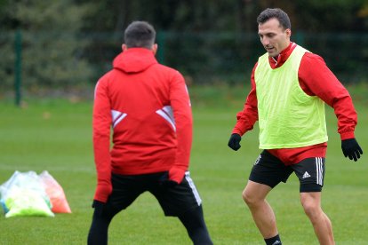 El futbolista de Ponferrada durante un entrenamiento. TOMÁS ALONSO