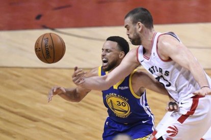 Marc Gasol y Stephen Curry.-THE CANADIAN PRESS