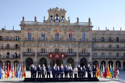 La foto de familia de los presidentes autonómicos, el del Gobierno y el jefe del Estado en la plaza mayor de Salamanca. ICAL